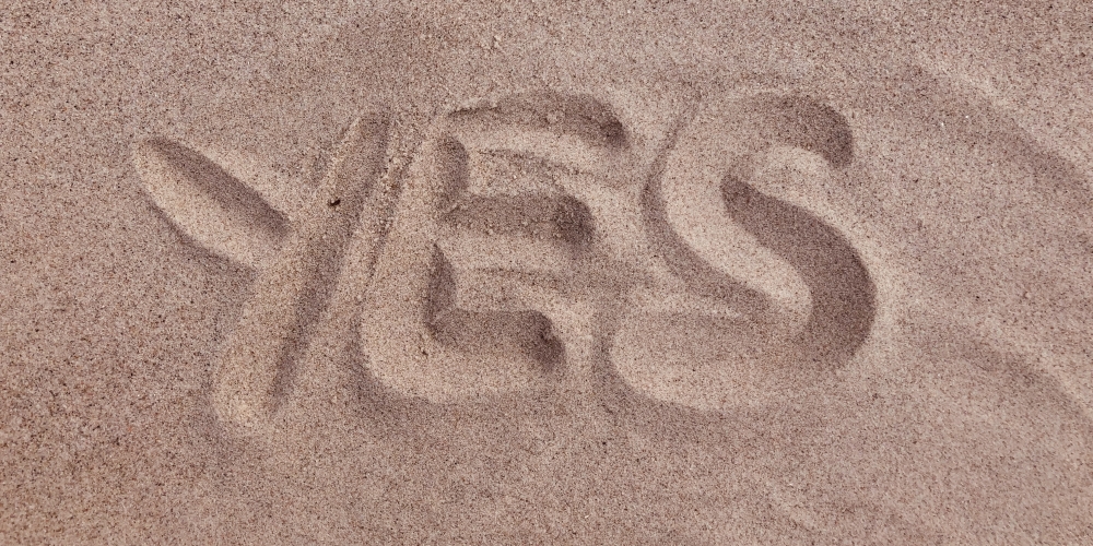 słowo "tak" napisane na piasku, zdjęcie: drahomir-posteby-mach--unsplash CC-0
