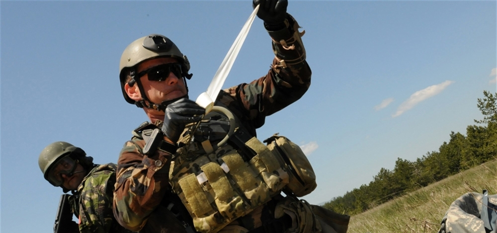 ratownik wojskowy przygotowujący opatrunek, zdjęcie: https://www.eucom.mil/, Master Sgt Donald Sparks, CC-0