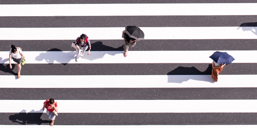inni maja lepiej - grupa ludzi na przejściu dla pieszych, zdjęcie: ryoji-iwata@unsplash.com, CC0