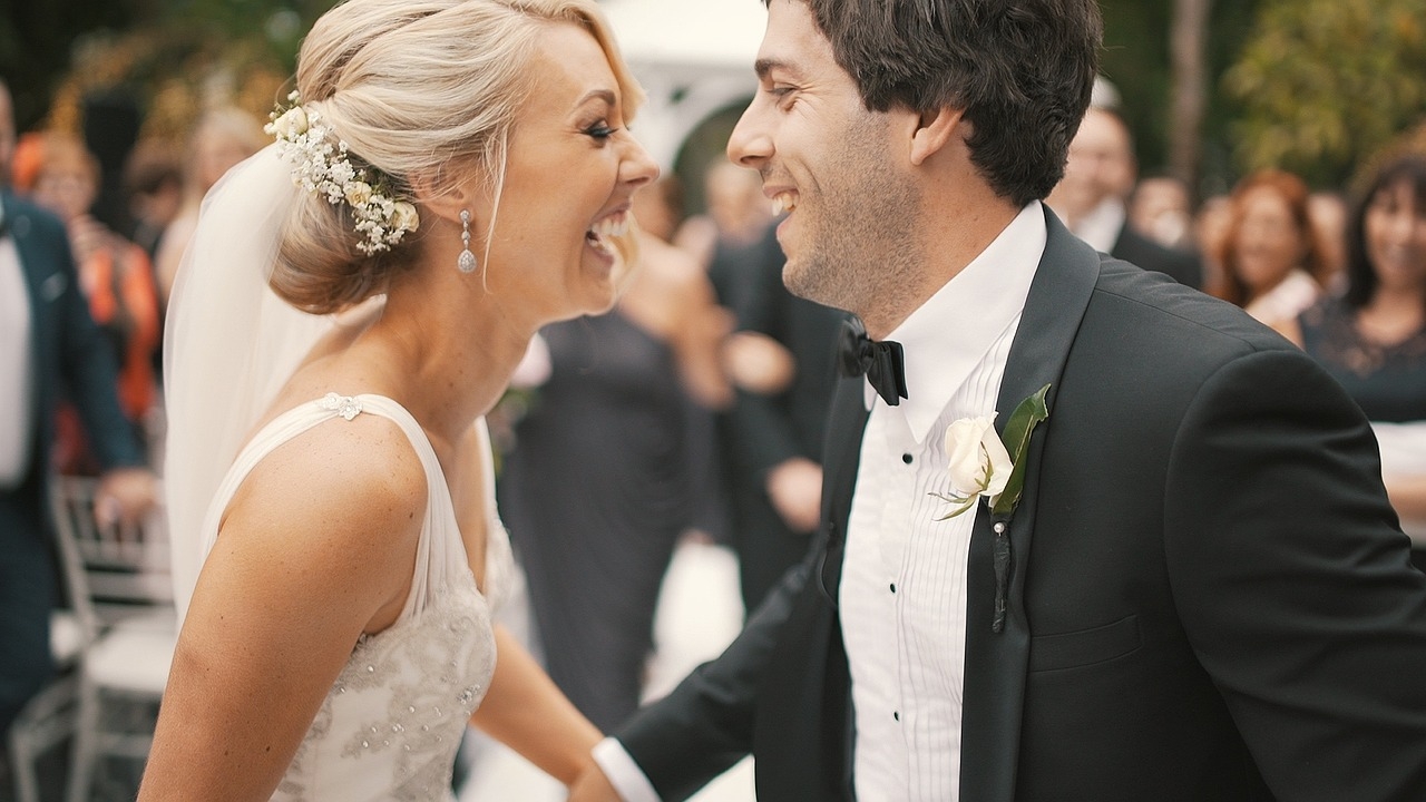 szczęśliwa para młoda na weselu to jak Ty i Bóg, zdjęcie: _artisticfilms@pixabay.com, CC-0