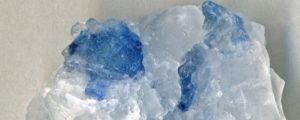 niebieski kryształ soli kuchennej z defektami, zdjęcie: jsj1771@flickr.com_CC-BY