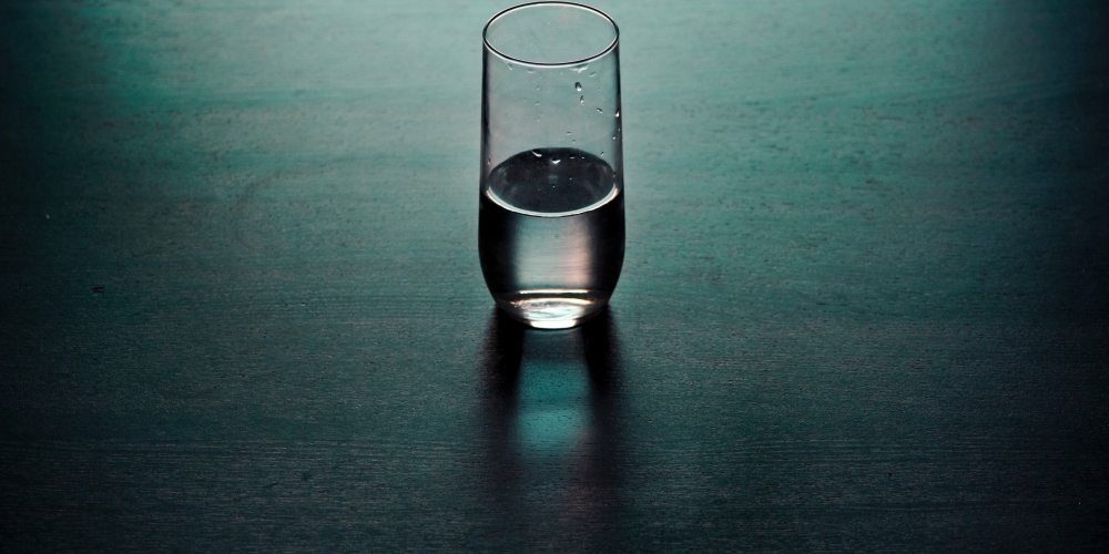 szklanka do połowy pełna lub do połowy pusta