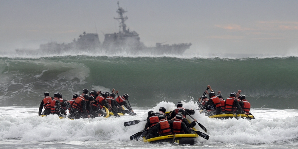 stan flow w praktyce - kandydaci na SEALsów pokonują fale w strefie przyboju, U.S. Navy photo by Mass Communication Specialist 1st Class Michael Russell, CC0