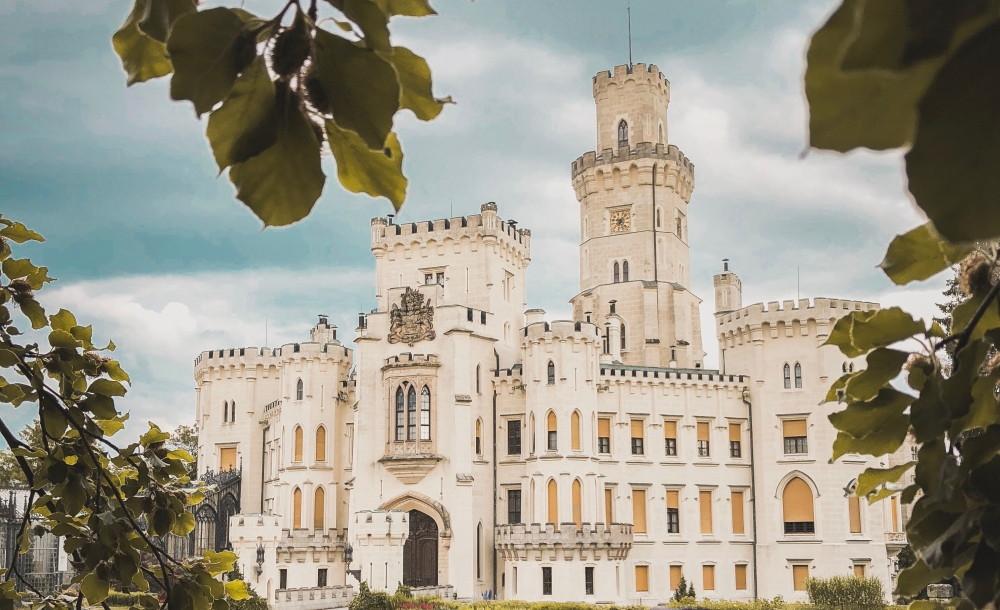 jesteś niedaleko królestwa - widoczny zamek przez liście, zdjęcie: david-svihovec@unsplash.com, CC-0