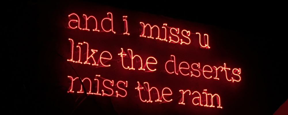 neon z tekstem piosenki o tęsknocie, zdjęcie: zeynep-emecikli@unsplash.com, CC-0