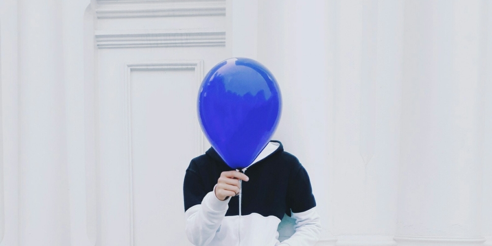 niewiadoma - czlowiek z twarzą zasłoniętą balonem, zdjęcie: chien-nguyen-minh@unsplash.com, CC-0
